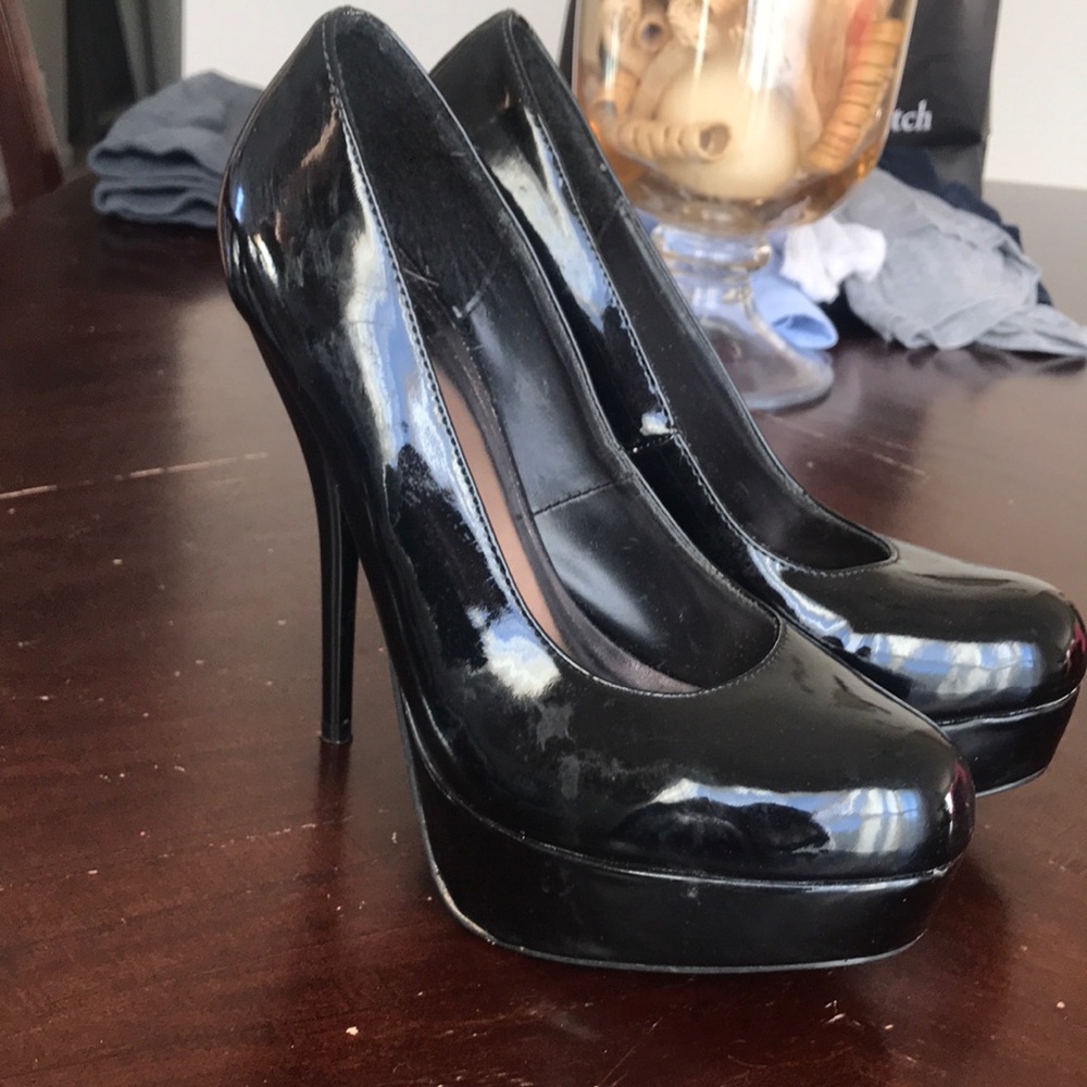 Black pumps